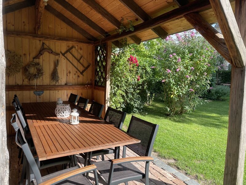 Blick ins Gartenhaus / überdachte Sitzecke