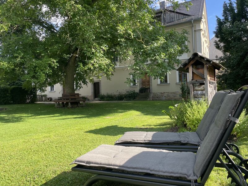 Sonnenliegen im Garten