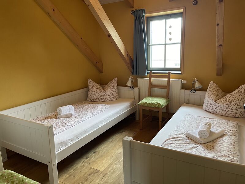 Schlafzimmer 2 mit zwei Einzelbetten.