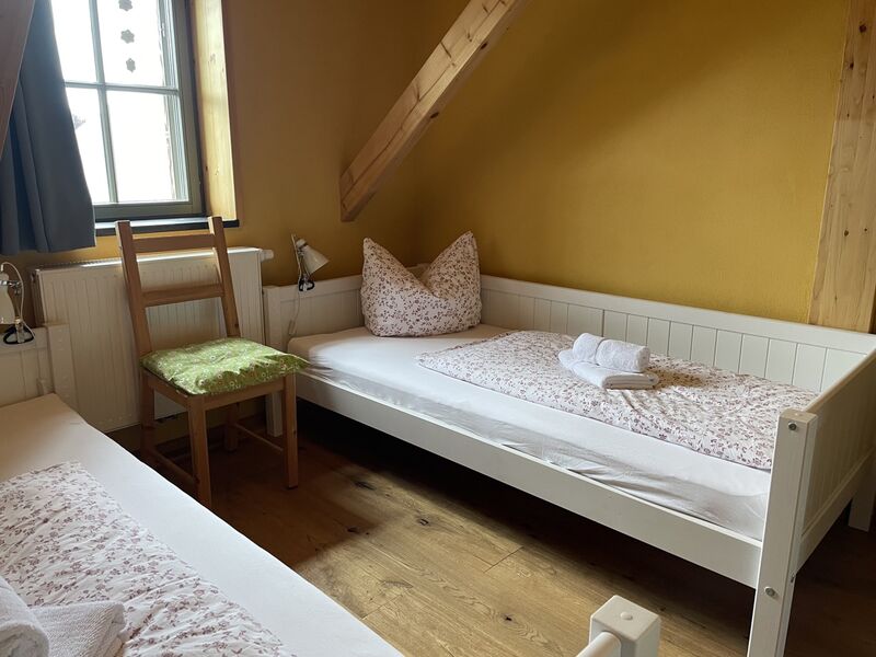 Im Vordergrund Bett 1 mit Blick Richtung Bett 2.